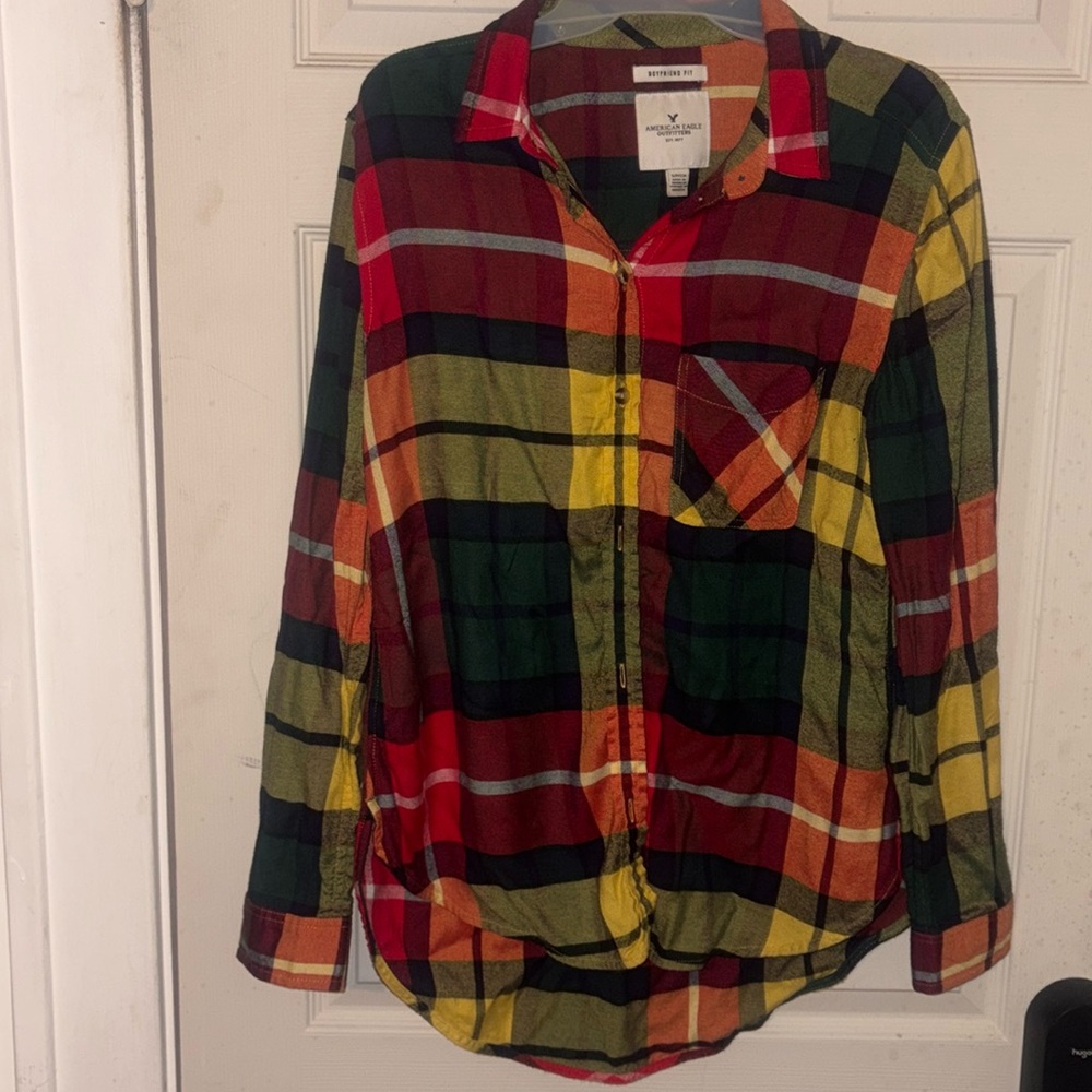 American Eagle boyfriend fit long sleeve plaid button down shirt